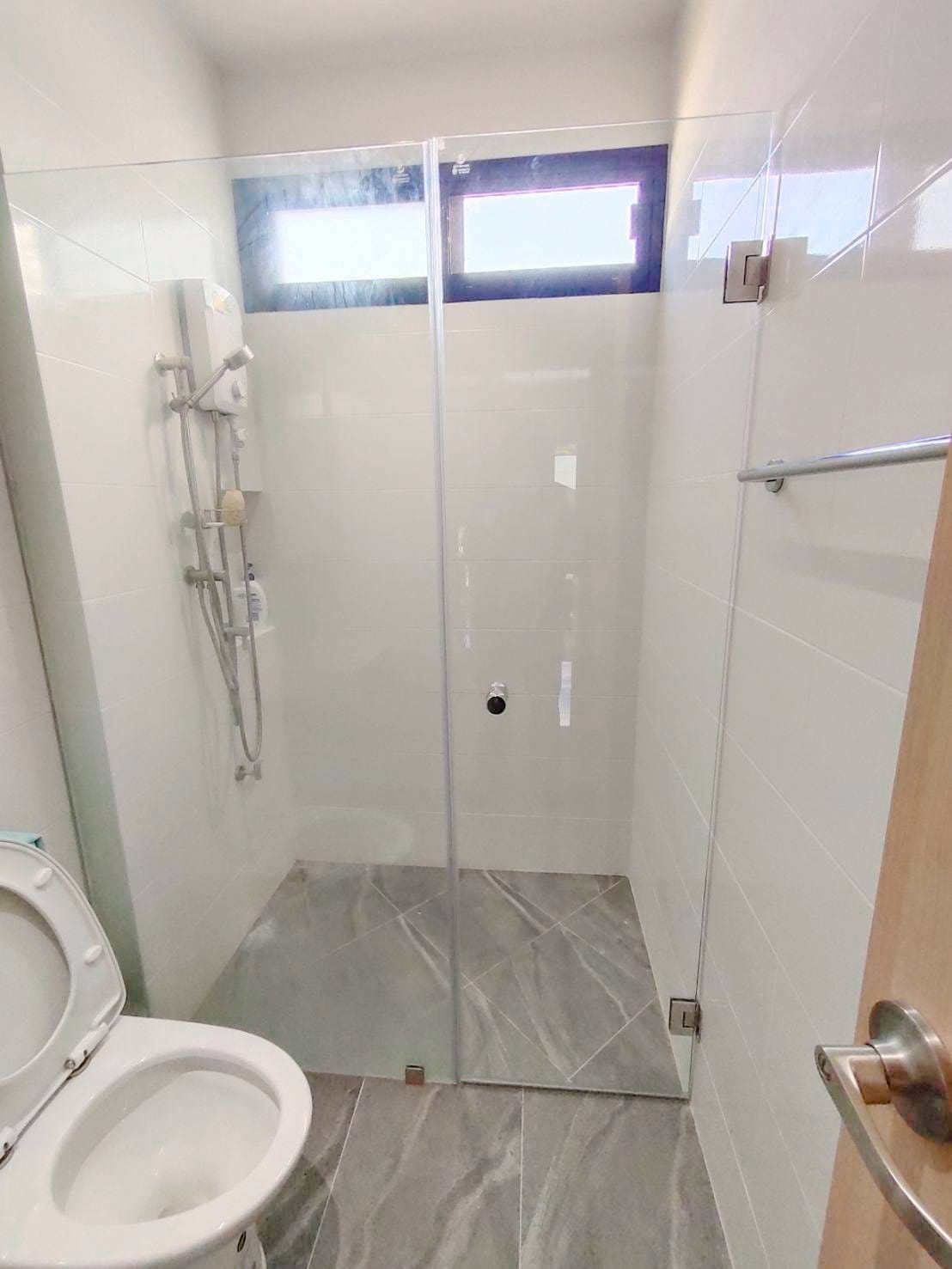 กั้นโซนแห้งโซนเปียก ในห้องน้ำด้วยกระจกนิรภัย หนา 10 มิลลิเมตร
