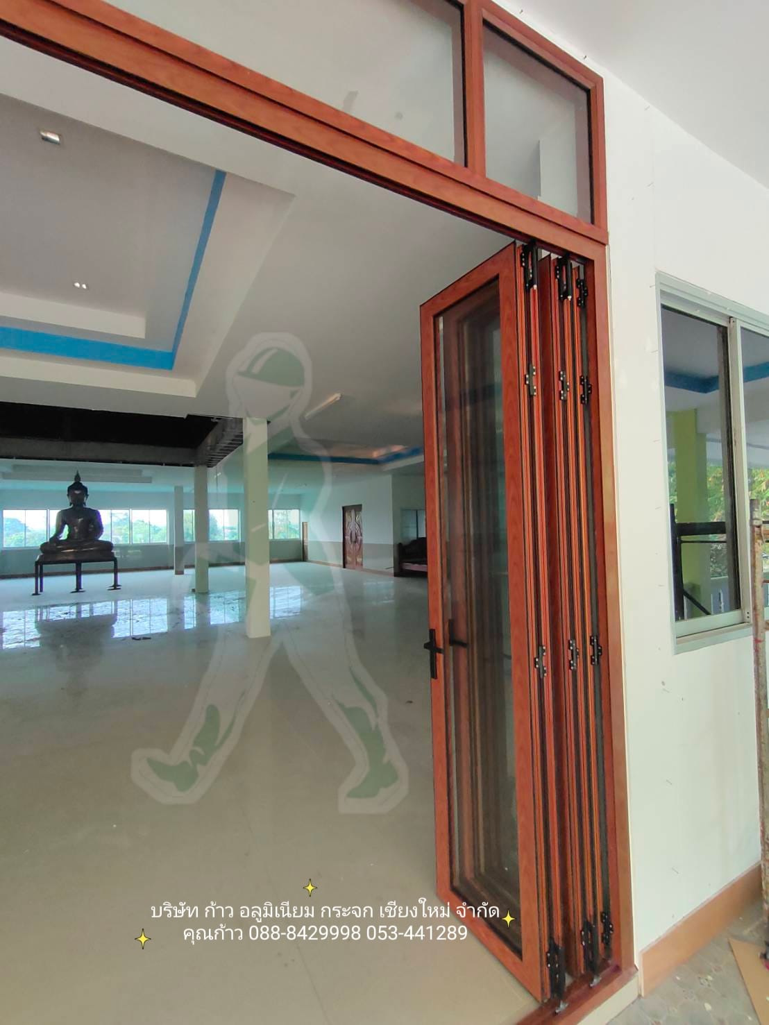 ชุดบานเฟี้ยม อลูมิเนียมลายไม้สักแดง รูปแบบ 10-5-5 เปิดกลางพับเก็บ 2 ข้าง