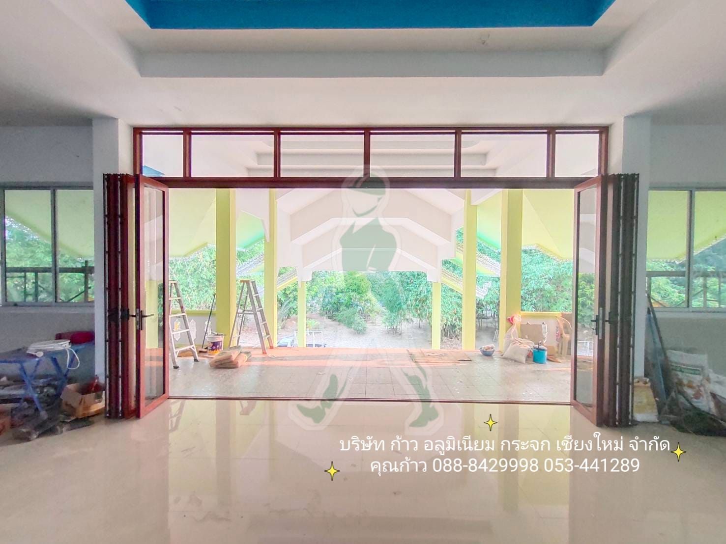 ชุดบานเฟี้ยม อลูมิเนียมลายไม้สักแดง รูปแบบ 10-5-5 เปิดกลางพับเก็บ 2 ข้าง