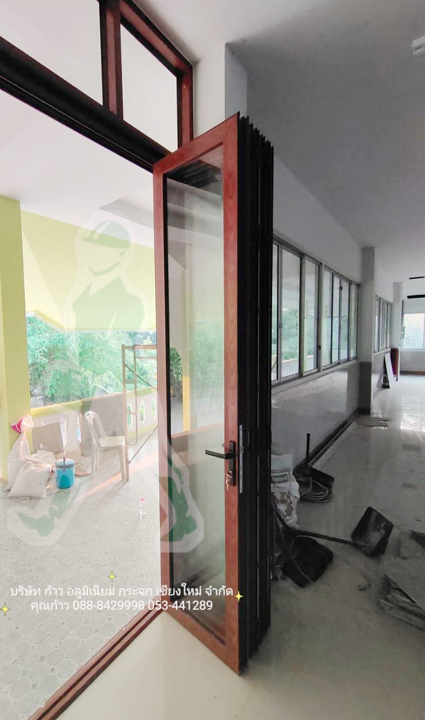 ชุดบานเฟี้ยม อลูมิเนียมลายไม้สักแดง รูปแบบ 10-5-5 เปิดกลางพับเก็บ 2 ข้าง