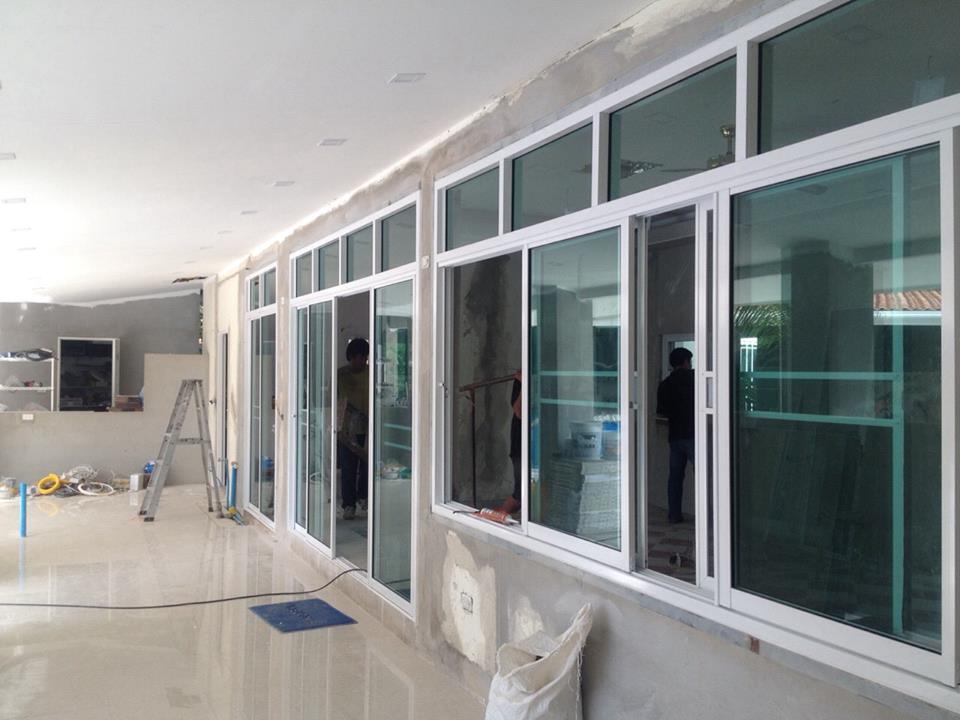 งานกั้นห้องบานเลื่อน 6 ช่อง  อลูมิเนียมอบขาว กระจกใส