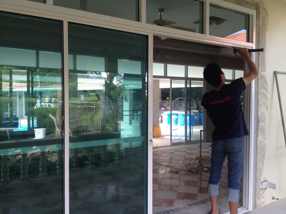 งานกั้นห้องบานเลื่อน 6 ช่อง  อลูมิเนียมอบขาว กระจกใส