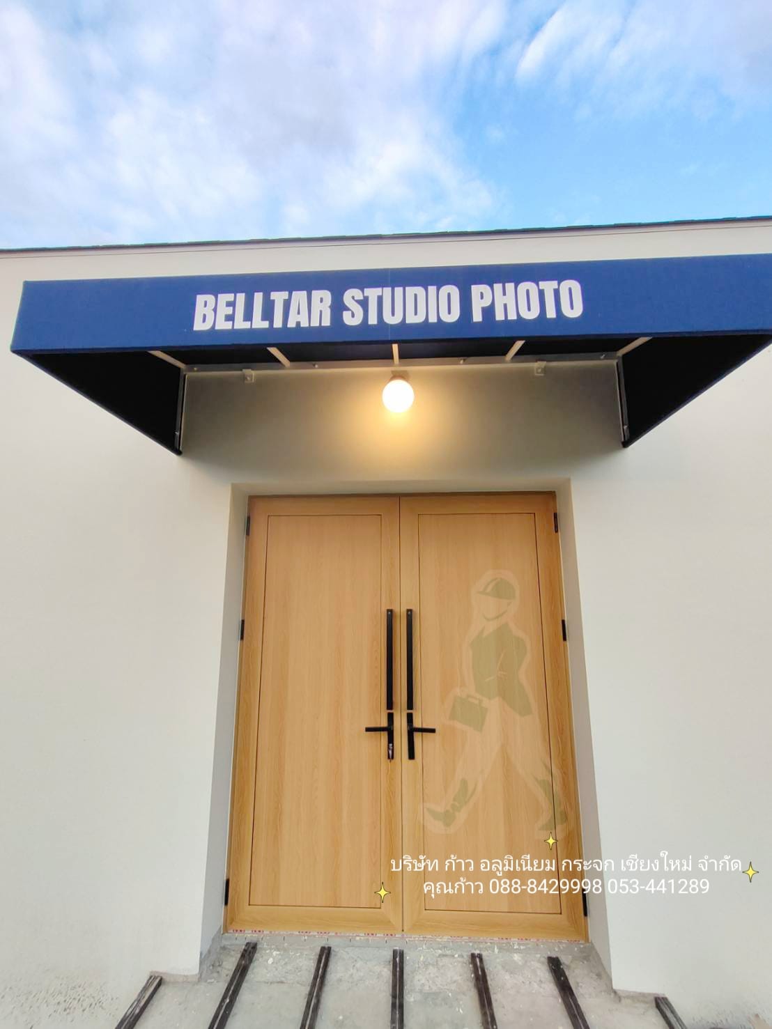 ชุดประตูบานเปิดยูโร อลูมิเนียมลายไม้สนผิวหยาบ