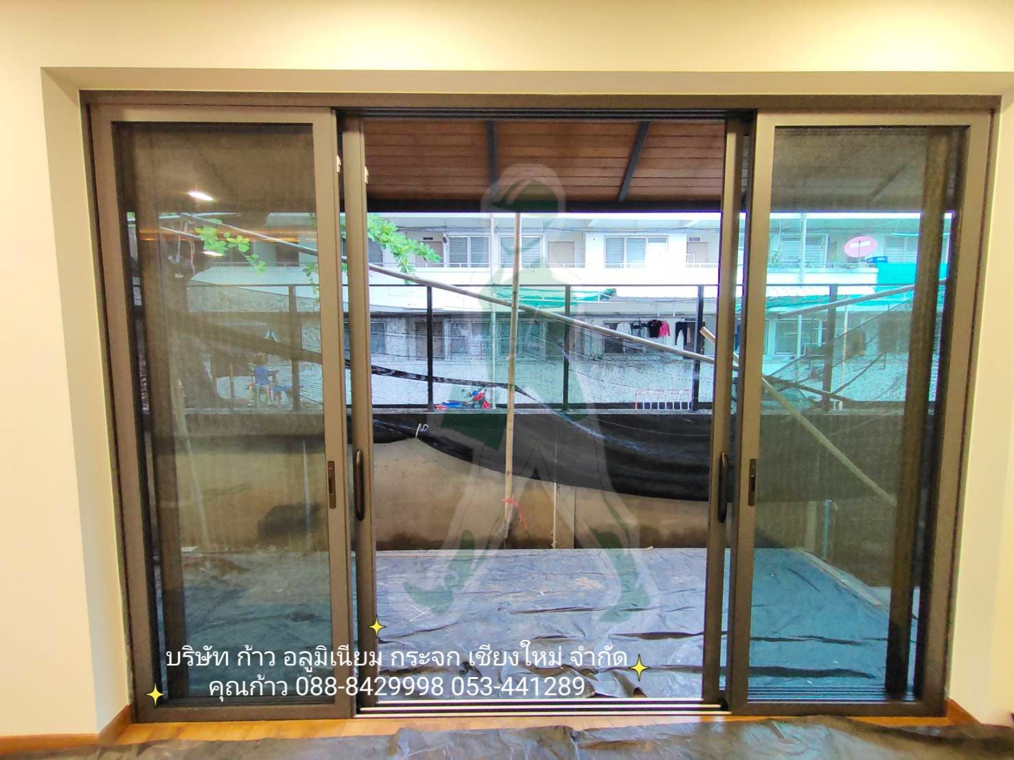 ชุดหน้าต่างประตูยูโร  พร้อมมุ้งลวด ธารา อลูมิเนียมสีเทาซาฮาร่า