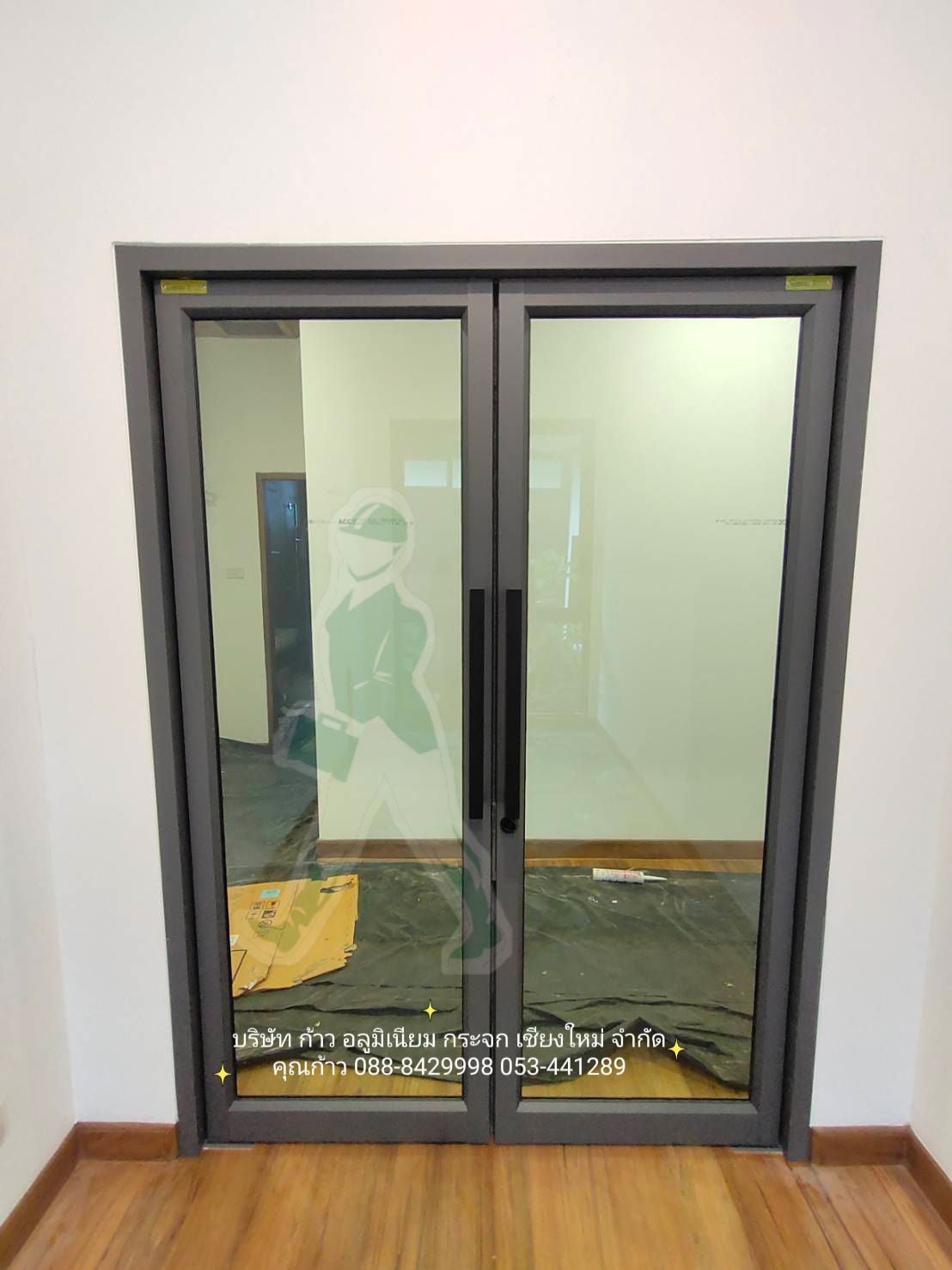 ชุดหน้าต่างประตูยูโร  พร้อมมุ้งลวด ธารา อลูมิเนียมสีเทาซาฮาร่า