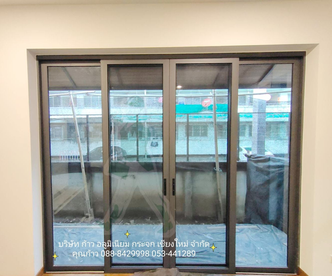 ชุดหน้าต่างประตูยูโร  พร้อมมุ้งลวด ธารา อลูมิเนียมสีเทาซาฮาร่า