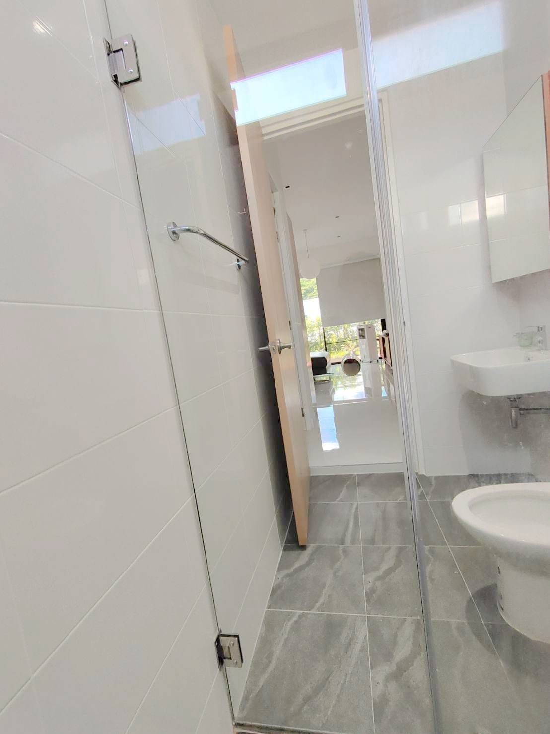 กระจกกั้นห้องน้ำ