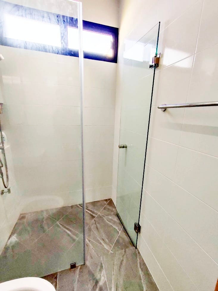 กระจกกั้นห้องน้ำ