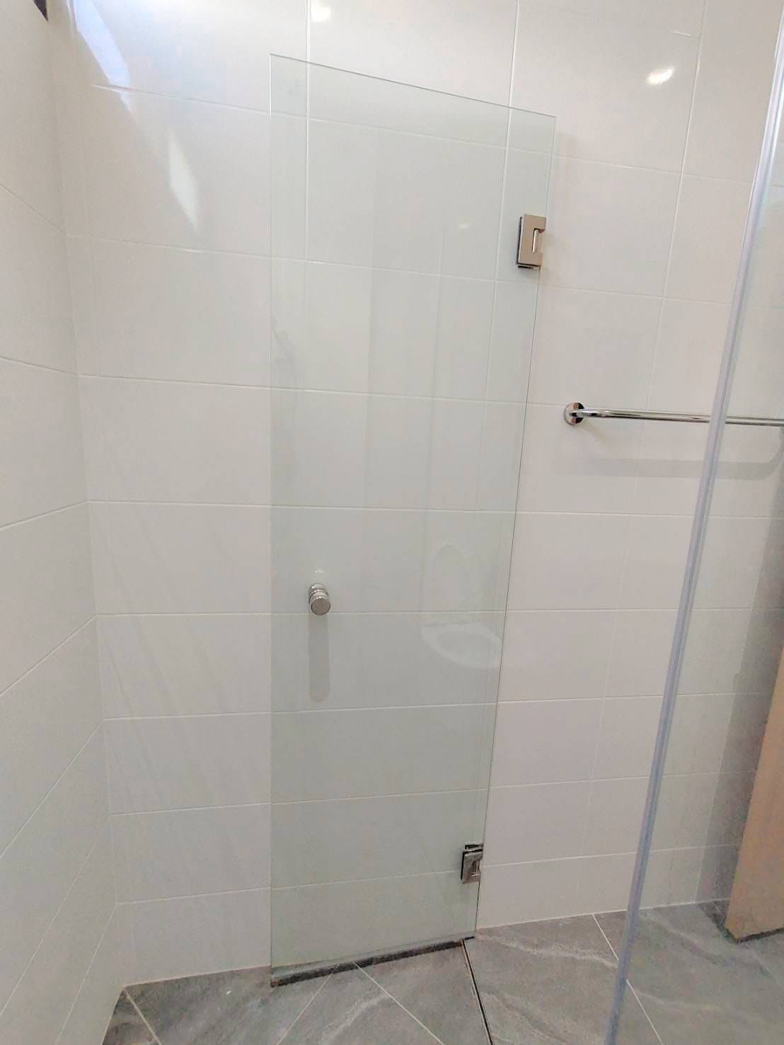 กระจกกั้นห้องน้ำ