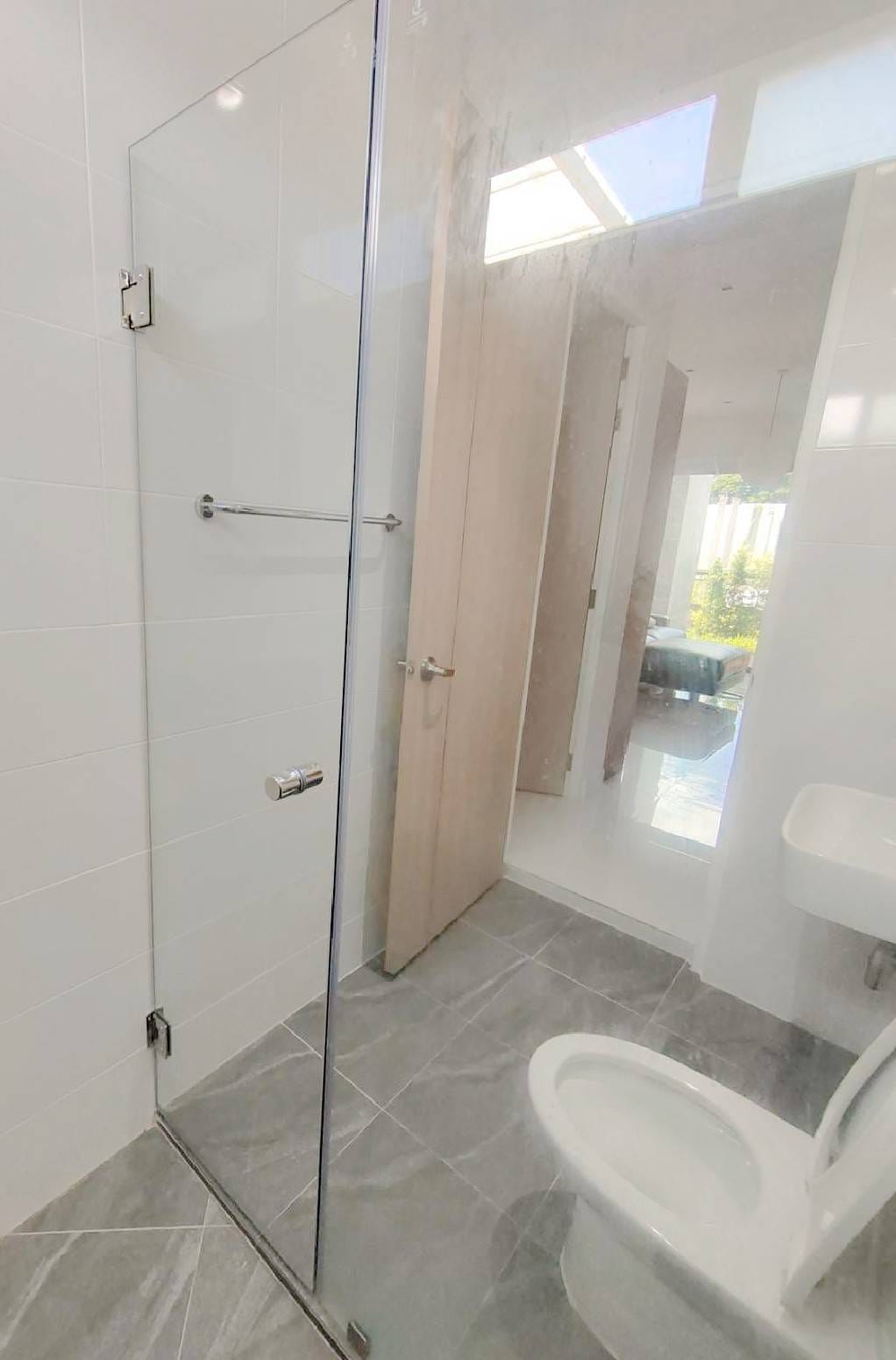 กระจกกั้นห้องน้ำ