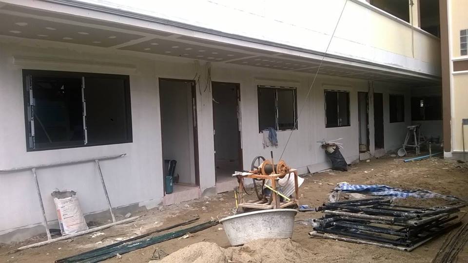 งานติดตั้งหน้าต่างบานเลื่อน  อลูมิเนียมสีชา กระจกชา  พร้อมมุ้งลวด หอพัก 3 ชั้น