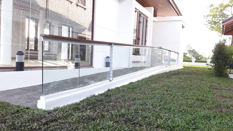 งานติดตั้งกระจกระเบียงทางเดิน