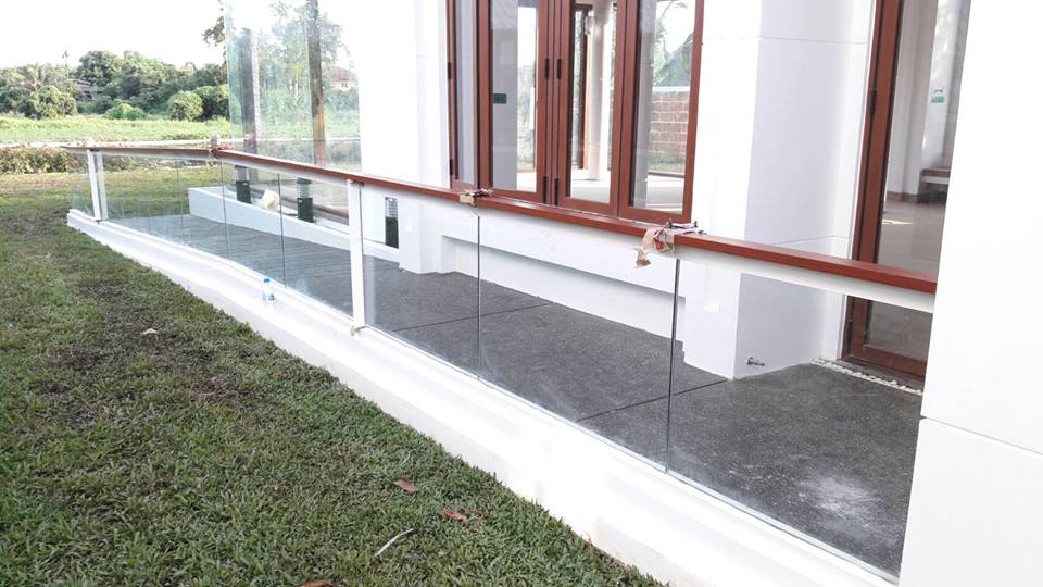 งานติดตั้งกระจกระเบียงทางเดิน