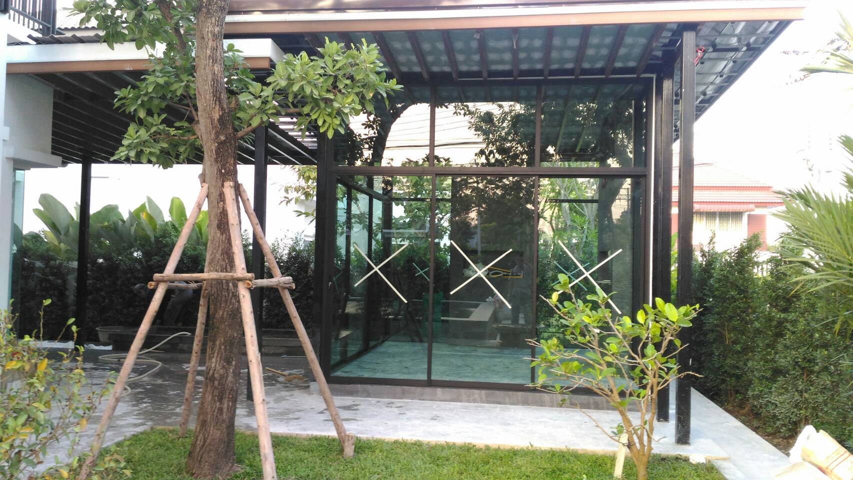 งานติดตั้งงานอลูมิเนียมสีดำ หนา 1.5 มิลลิเมตร กระจกใสเขียว