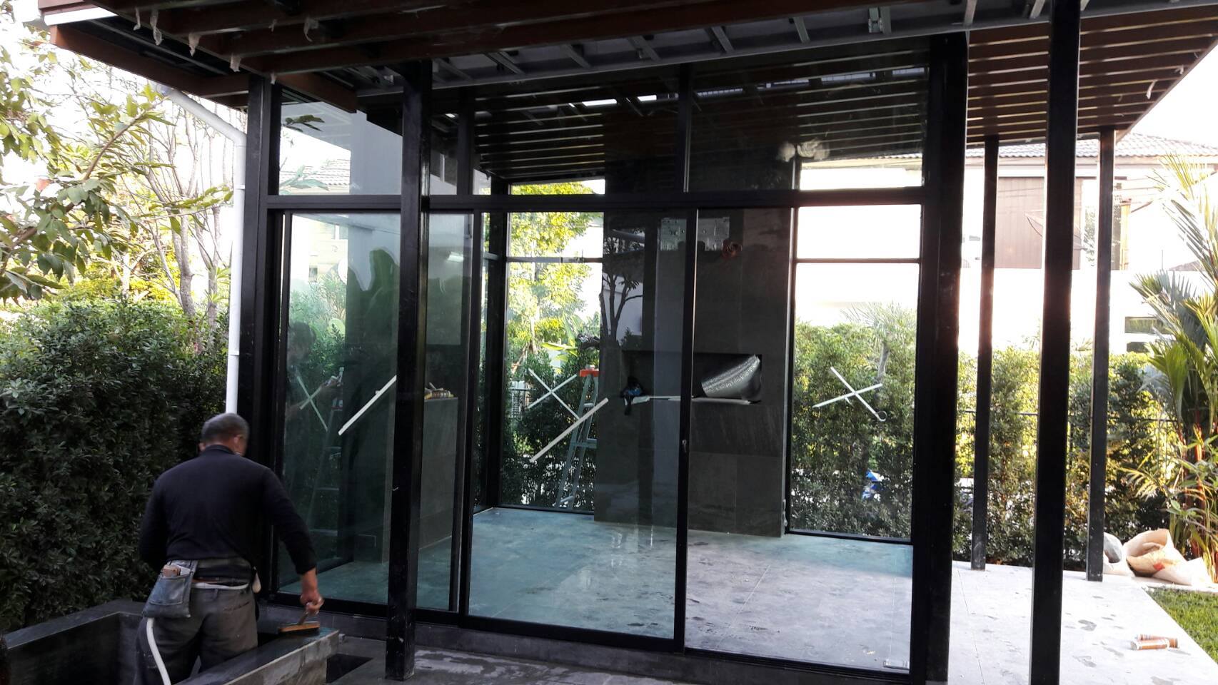 งานติดตั้งงานอลูมิเนียมสีดำ หนา 1.5 มิลลิเมตร กระจกใสเขียว