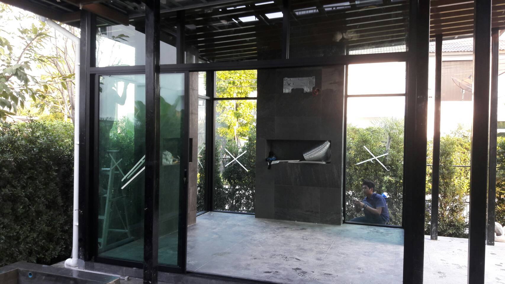 งานติดตั้งงานอลูมิเนียมสีดำ หนา 1.5 มิลลิเมตร กระจกใสเขียว