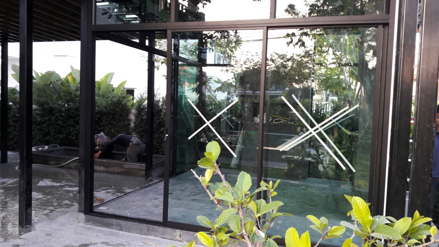 งานติดตั้งงานอลูมิเนียมสีดำ หนา 1.5 มิลลิเมตร กระจกใสเขียว