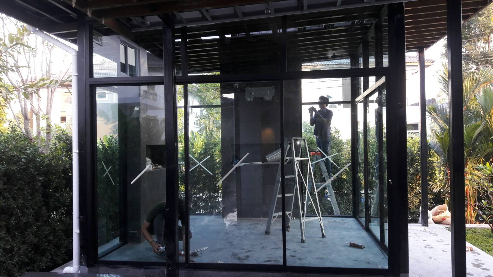 งานติดตั้งงานอลูมิเนียมสีดำ หนา 1.5 มิลลิเมตร กระจกใสเขียว