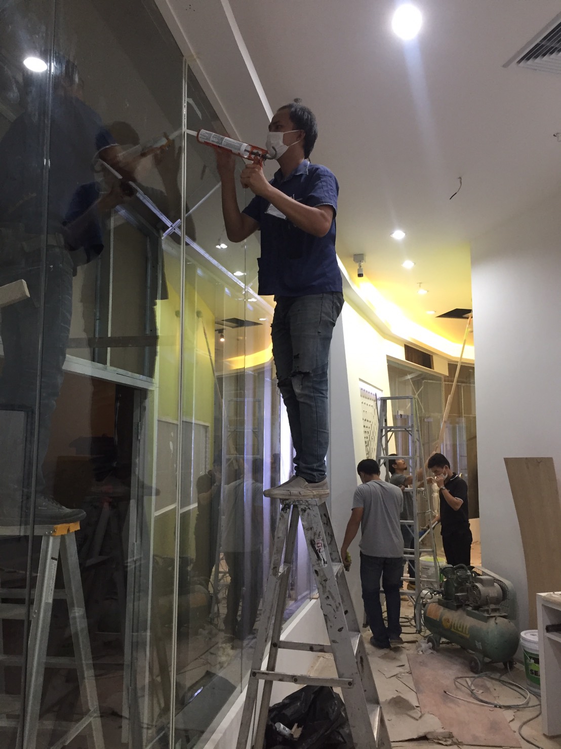 กระจกนิรภัยเทมเปอร์ หนา 12 มิลลิเมตร ​central festival