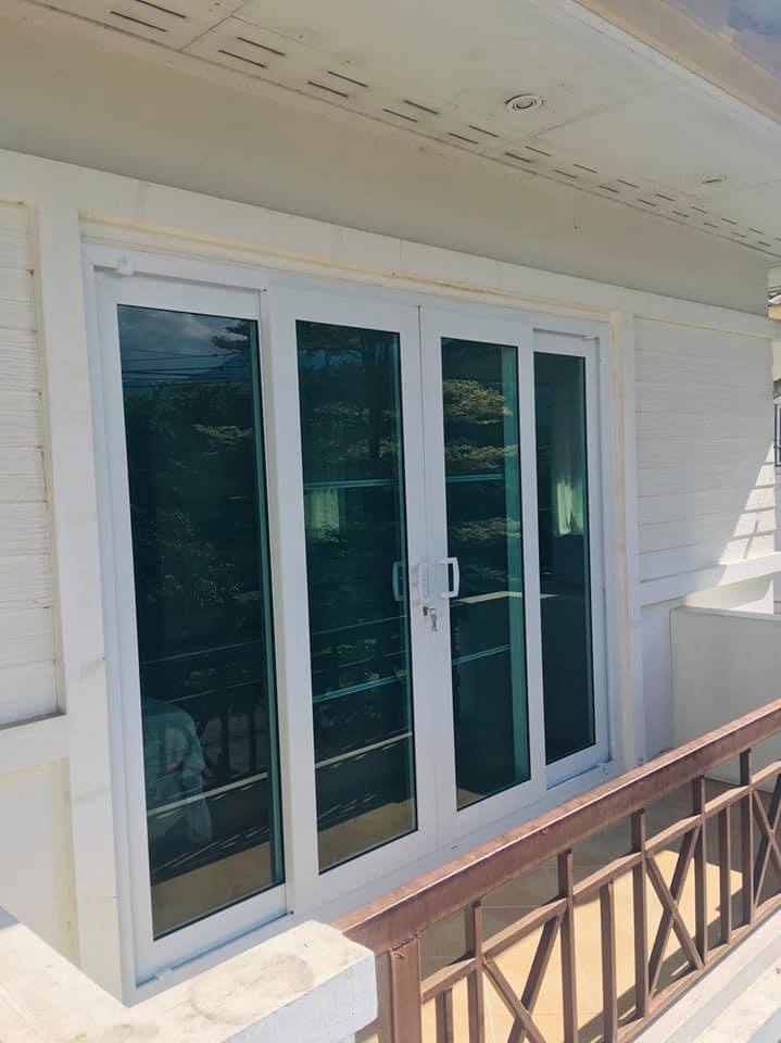 งานติดตั้งชุดประตูบานเลื่อนแต่งลูกฟัก พร้อมมุ้งจีบ