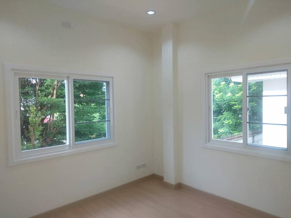 งานติดตั้งชุดประตู หน้าต่างบานเลื่อน กระจกกั้นห้อง