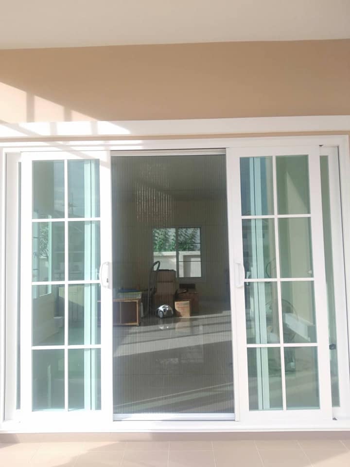 งานติดตั้งชุดประตู หน้าต่างบานเลื่อน กระจกกั้นห้อง