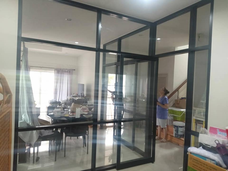 ประตูบานสวิง บานเลื่อนแขวน บานฟิก กรอบอลูมิเนียมสีดำ