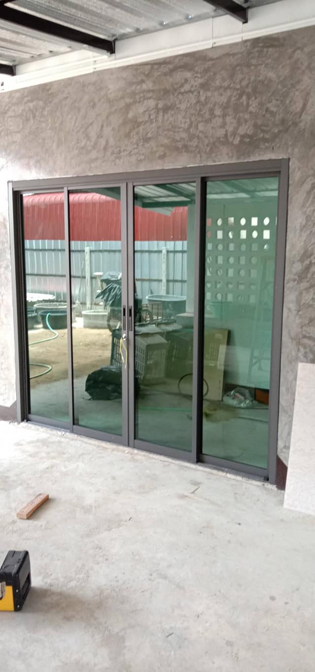 ติดตั้งประตูบานเลื่อน พร้อมมุ้งลวด สีเทาซาฮาร่า