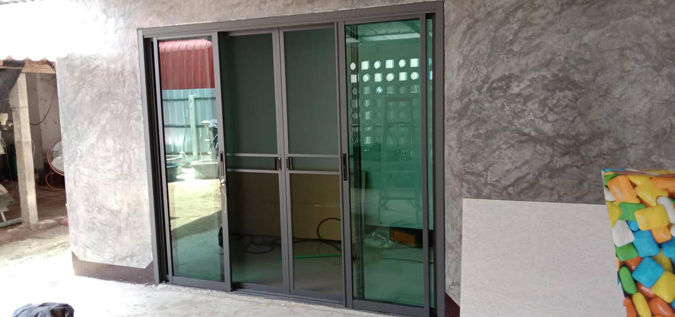 ติดตั้งประตูบานเลื่อน พร้อมมุ้งลวด สีเทาซาฮาร่า