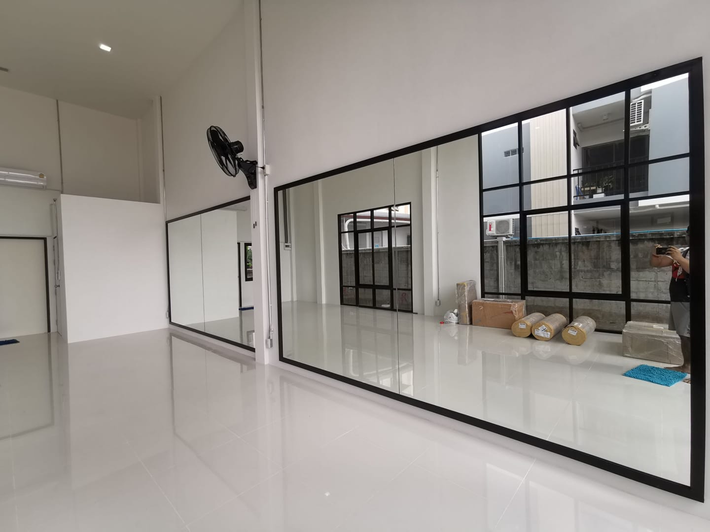 ติดตั้งกระจกเงาพร้อมกรอบ - ฟิสเนตซอยชมจันทร์