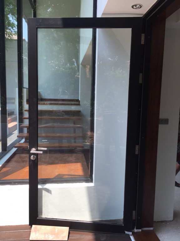 ติดตั้งอลูมิเนียมสีดำ 1.5 มิลลิเมตร กระจกใส 8 มิล หมู่บ้านนภาดอย