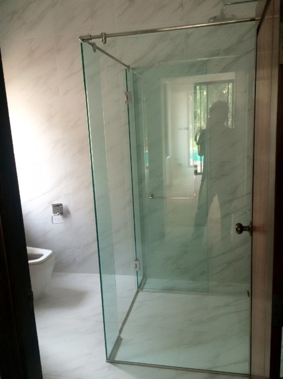 ติดตั้งอลูมิเนียมสีดำ 1.5 มิลลิเมตร กระจกใส 8 มิล หมู่บ้านนภาดอย