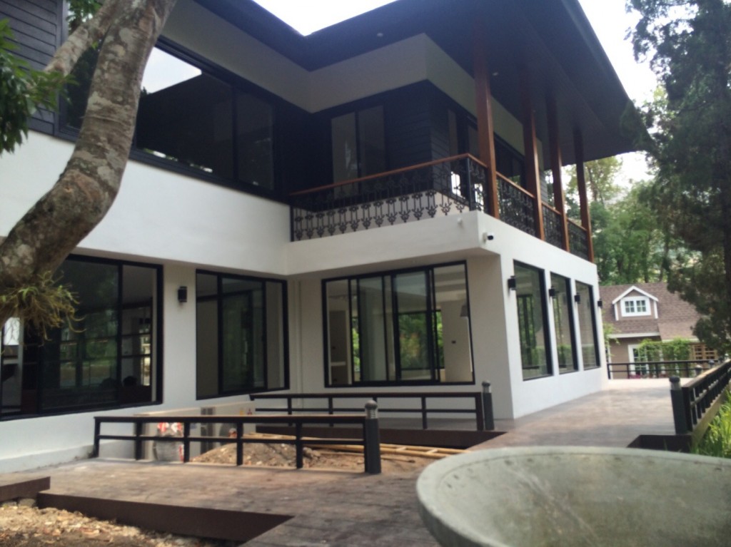 ติดตั้งอลูมิเนียมสีดำ 1.5 มิลลิเมตร กระจกใส 8 มิล หมู่บ้านนภาดอย