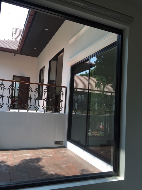 ติดตั้งอลูมิเนียมสีดำ 1.5 มิลลิเมตร กระจกใส 8 มิล หมู่บ้านนภาดอย