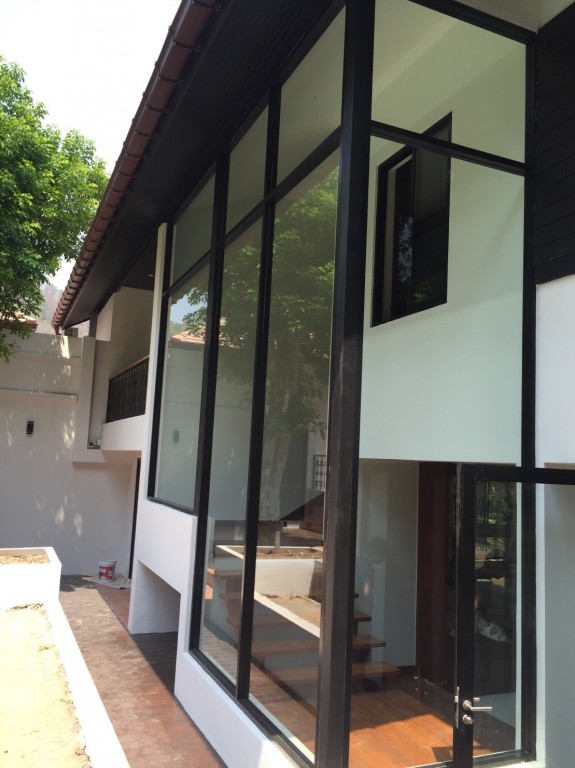 ติดตั้งอลูมิเนียมสีดำ 1.5 มิลลิเมตร กระจกใส 8 มิล หมู่บ้านนภาดอย