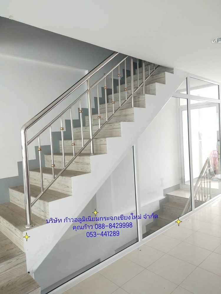 กระจก กั้นเฉียงตามแนวใต้บันได 