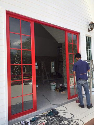 งานติดตั้งอลูมิเนียม สีแดง