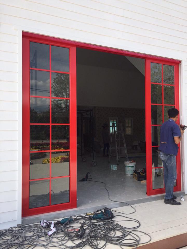 งานติดตั้งอลูมิเนียม สีแดง