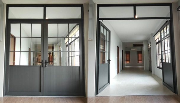 ประตูอลูมิเนียมบานเปิดคู่แต่งเส้นกระจก + ช่องแสงบน